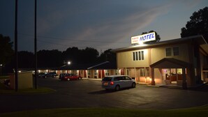 Un motel con un letrero que dice "WHITE MOTEL OAKS" de noche.