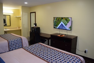 Quarto standard, 2 camas Queen | Escrivaninha, ferros/tábuas de passar roupa, Wi-Fi de cortesia