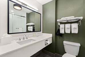 Tina con regadera, amenidades de baño gratuitas, secadora de cabello 
