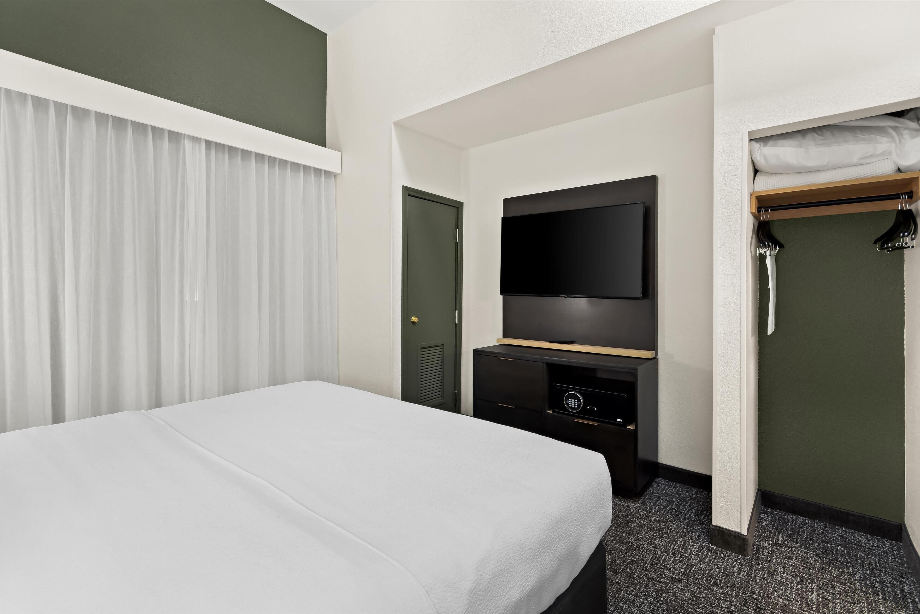 Suite, 1 letto king | Una cassaforte in camera, una scrivania, tende oscuranti