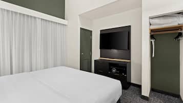 Suite, 1 letto king | Una cassaforte in camera, una scrivania, tende oscuranti