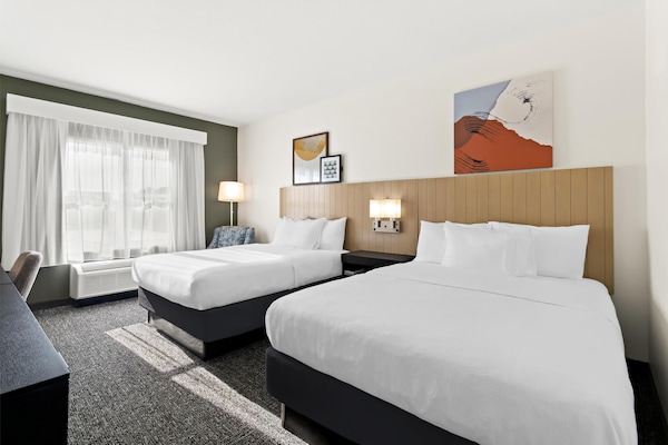 Caja fuerte, escritorio, cortinas opacas y tabla de planchar con plancha