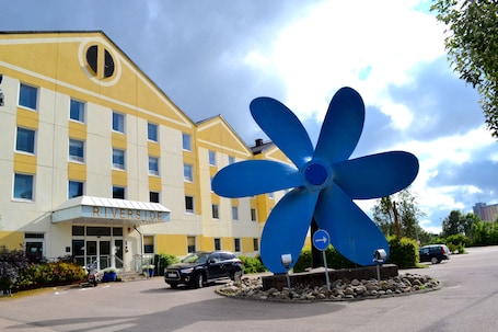Property entrance. Hotel Riverside