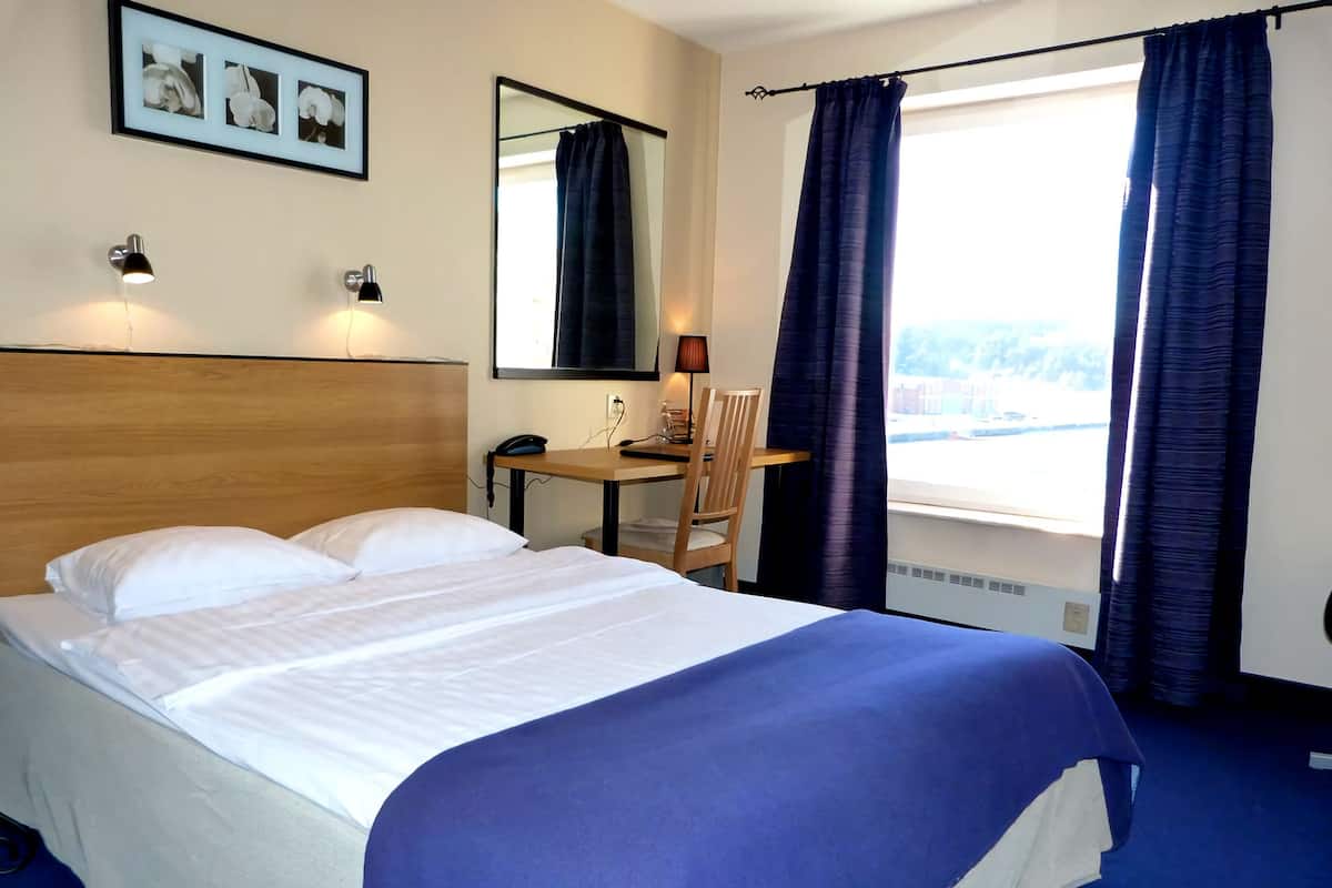 Standard Twin Room | Pillowtop beds, desk, soundproofing, iron/ironing board (on request)