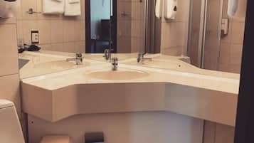 Ducha, secador de pelo, toallas y jabón