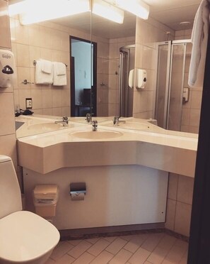 Standard Twin Room | Bathroom | Shower, hair dryer, towels