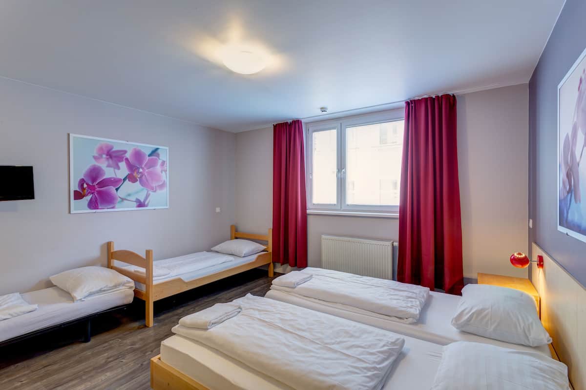 Værelse til 4 personer | Skrivebord, gratis baby-/barnesenge, gratis Wi-Fi, sengetøj