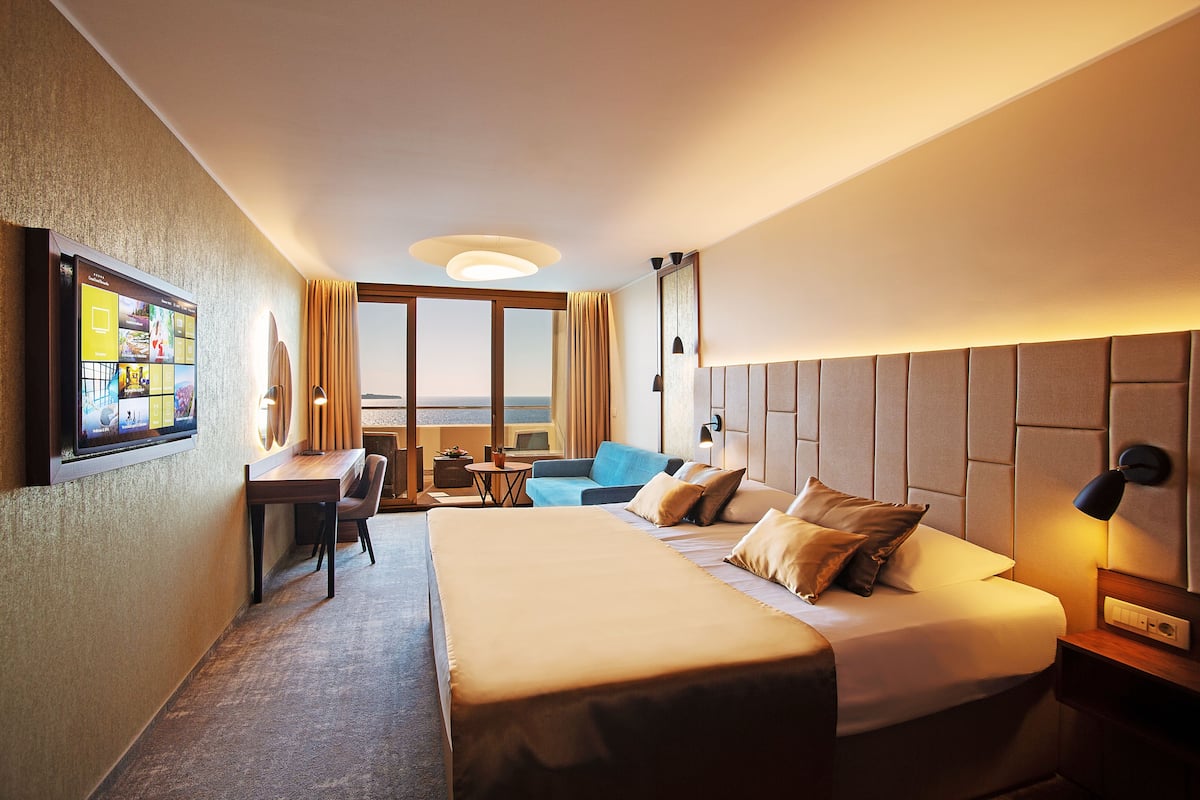 superior double room, 1 bedroom, sea view | minibar, in-room safe, desk, blackout curtains
