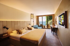 Minibar, caja de seguridad en la habitación y escritorio 