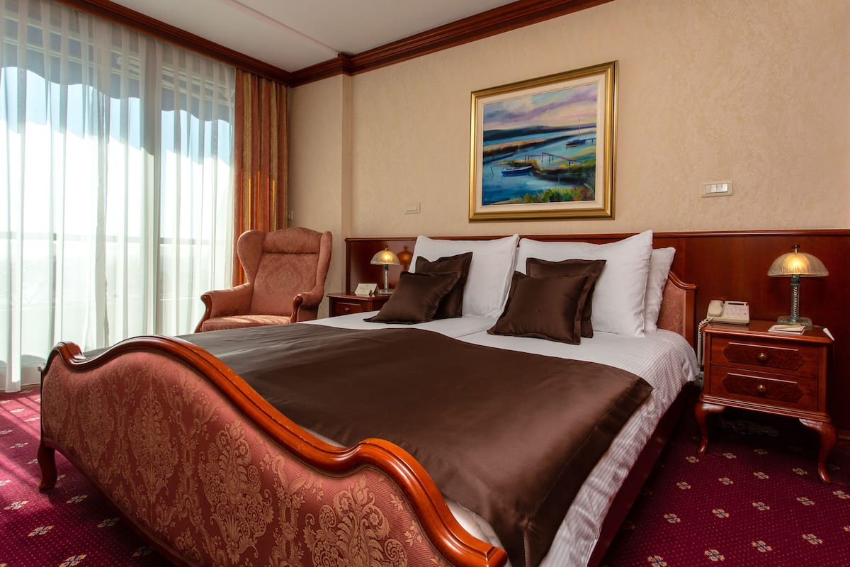 Executive Suite with Sea View and Balcony | Minibar, safe på rommet, skrivebord og blendingsgardiner