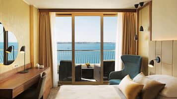 Connecting room, 2 bedrooms | Minibar, Zimmersafe, Schreibtisch, Verdunkelungsvorhänge