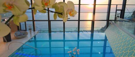 Piscine intérieure, piscine extérieure en saison