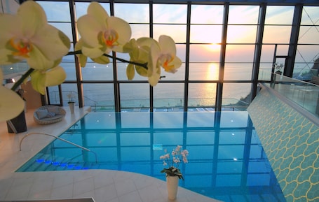 Una piscina techada, una piscina al aire libre de temporada. Grand Hotel Bernardin - Sava Hotels & Resorts