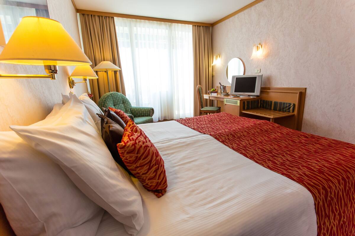 Junior Family Suite,Sea view, Balcony | Minibar, safe på rommet, skrivebord og blendingsgardiner