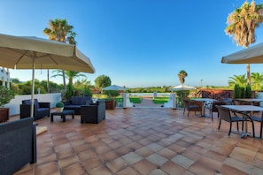 Poolside bar