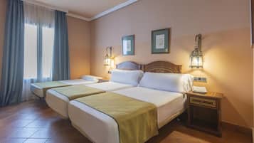Ropa de cama hipoalergénica, minibar, caja fuerte y escritorio