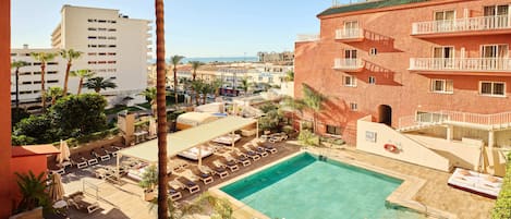 Außenpool, Sonnenschirme, Liegestühle