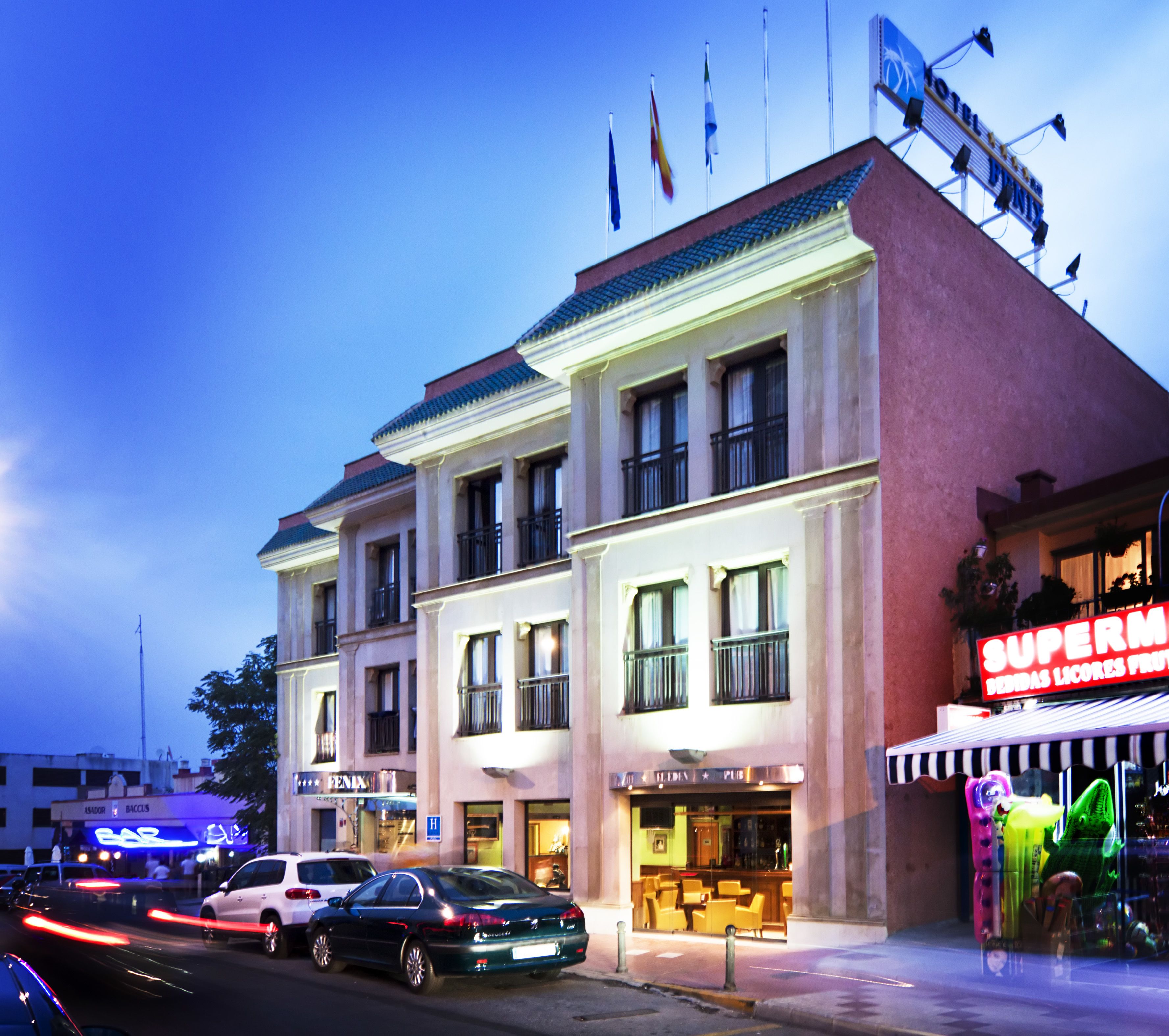 Bagian depan properti - sore/malam