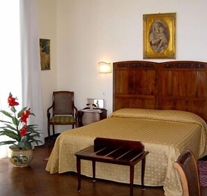 Minibar, Zimmersafe, Schreibtisch, Babybetten