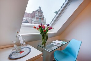 Habitación básica doble | Ropa de cama hipoalergénica, caja fuerte, escritorio y wifi gratis