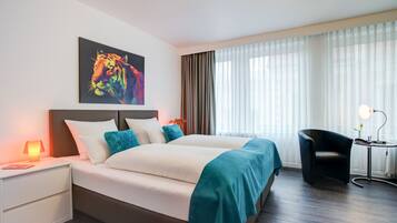 Quarto triplo | Roupas de cama antialérgicas, cofres nos quartos, escrivaninha