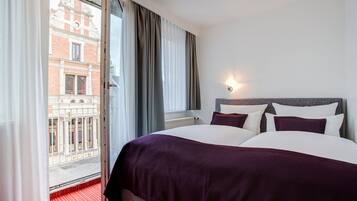 Hypo-allergenic bedding, in-room safe, desk, free WiFi