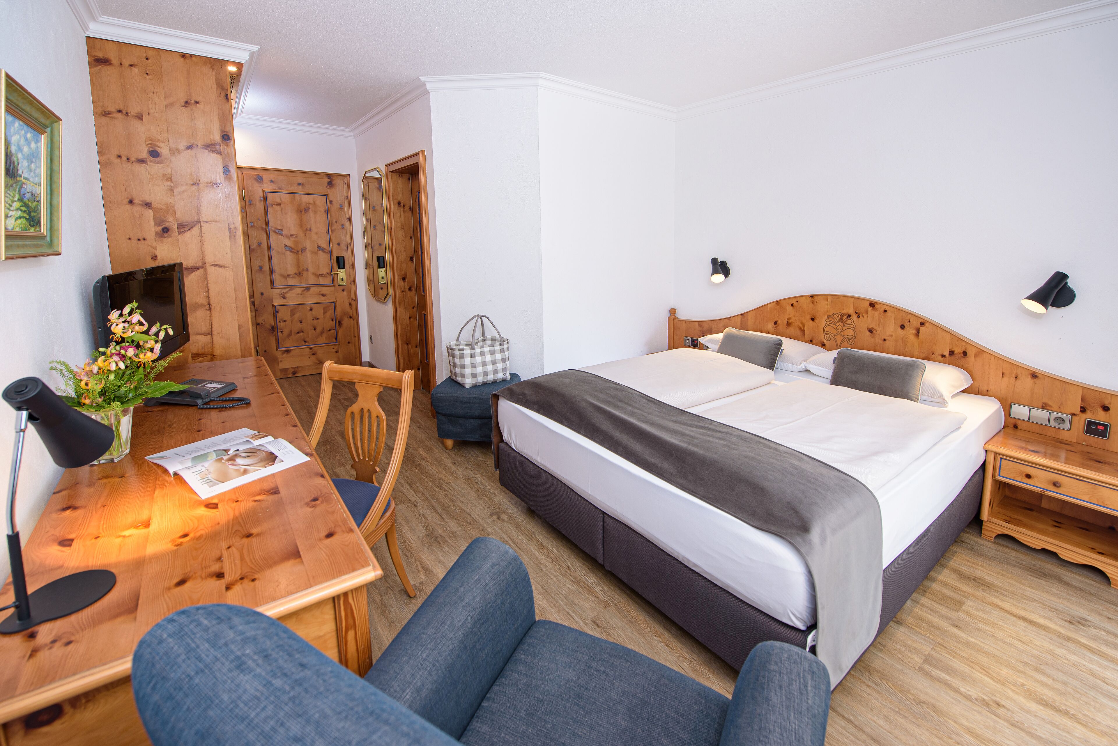 budget double room | hypo-allergenic bedding, minibar, in-room safe, desk