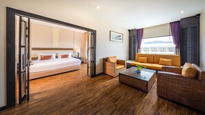 Premium bedding, in-room safe, desk, blackout curtains - Deevana Plaza Phuket (Patong)