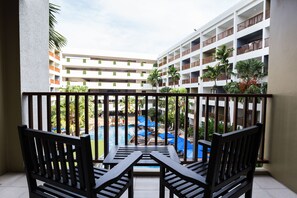 Quarto luxo, vista para a piscina | Vista do quarto