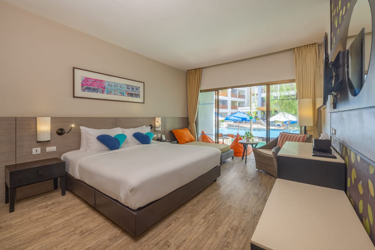 Premier Waterfront | 1 bedroom, premium bedding, in-room safe, desk