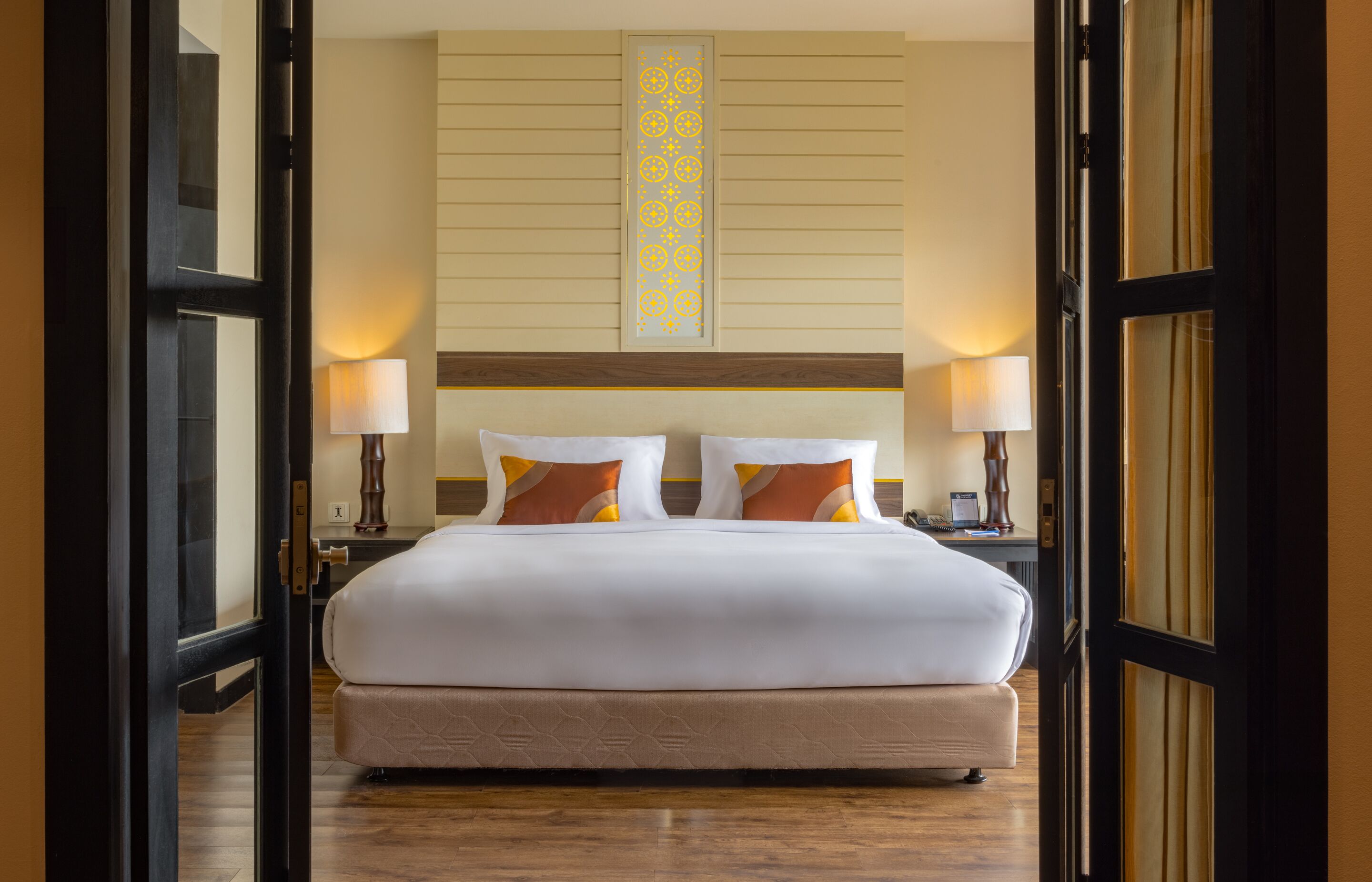 deluxe suite, pool view | 1 bedroom, premium bedding, in-room safe, desk