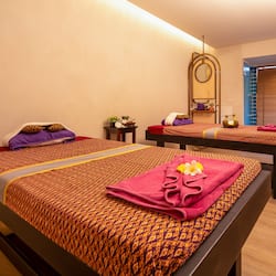 Salas de tratamiento para parejas, una bañera de hidromasaje
