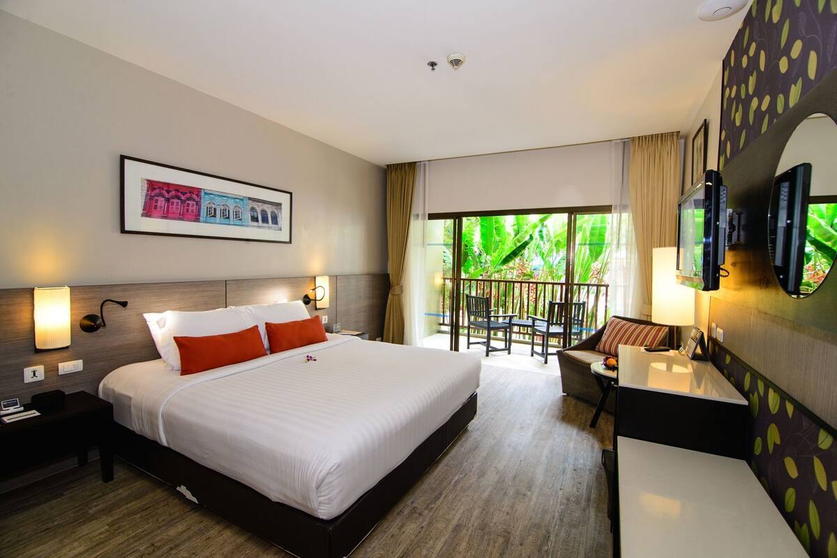 Premium bedding, in-room safe, desk, blackout curtains