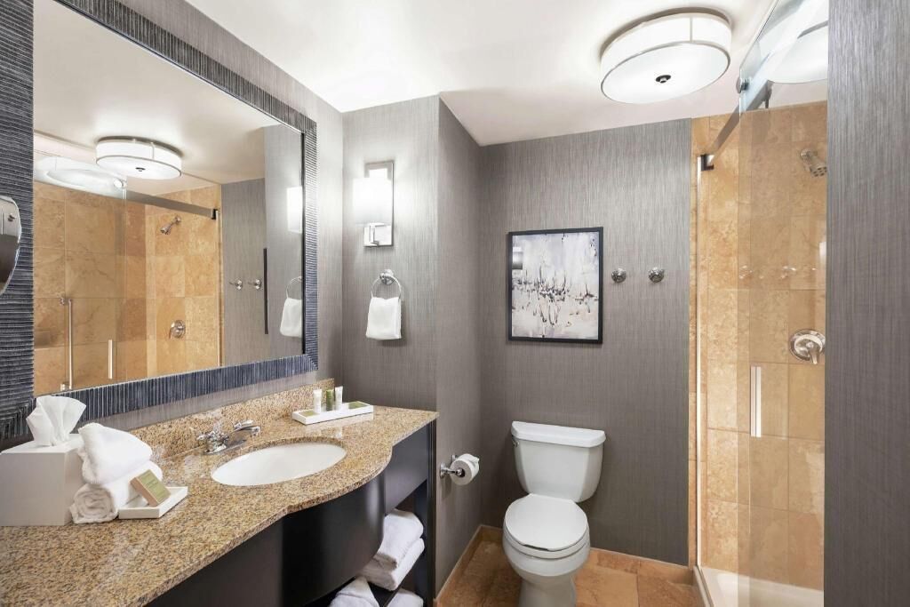 Bathroom | Separate tub and shower, free toiletries, hair dryer, towels