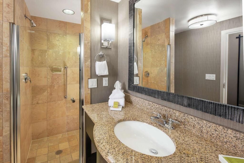 Bathroom | Separate tub and shower, free toiletries, hair dryer, towels