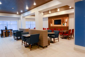 Free buffet breakfast - Holiday Inn Express & Suites New Boston by IHG (New Boston)