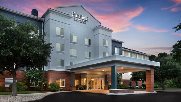 Un hôtel Fairfield by Marriott au design moderne, doté d’une entrée couverte et d’une façade en briques.