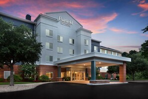 Un hôtel Fairfield by Marriott au design moderne, doté d’une entrée couverte et d’une façade en briques.