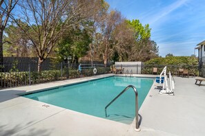 Outdoor pool, open 9:00 AM to 9:00 PM, pool umbrellas, sun loungers - Best Western Wakulla Inn & Suites (Crawfordville)