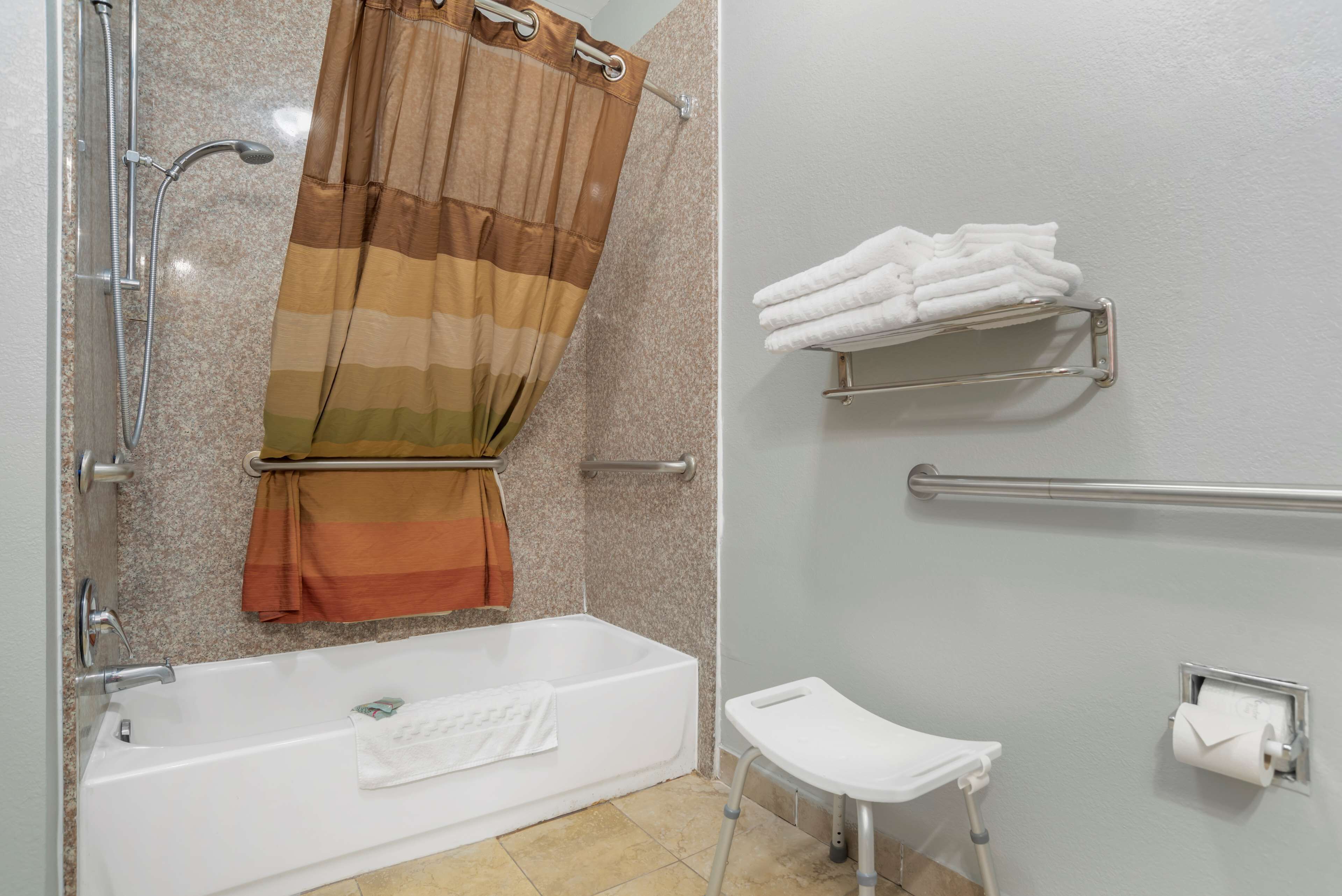 standard room, 1 king bed, accessible, non smoking | bathroom | combined shower/bathtub, designer toiletries, hair dryer, towels