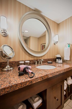 Desk, laptop workspace, iron/ironing board, free WiFi - Sonesta Milwaukee West Wauwatosa (Milwaukee)