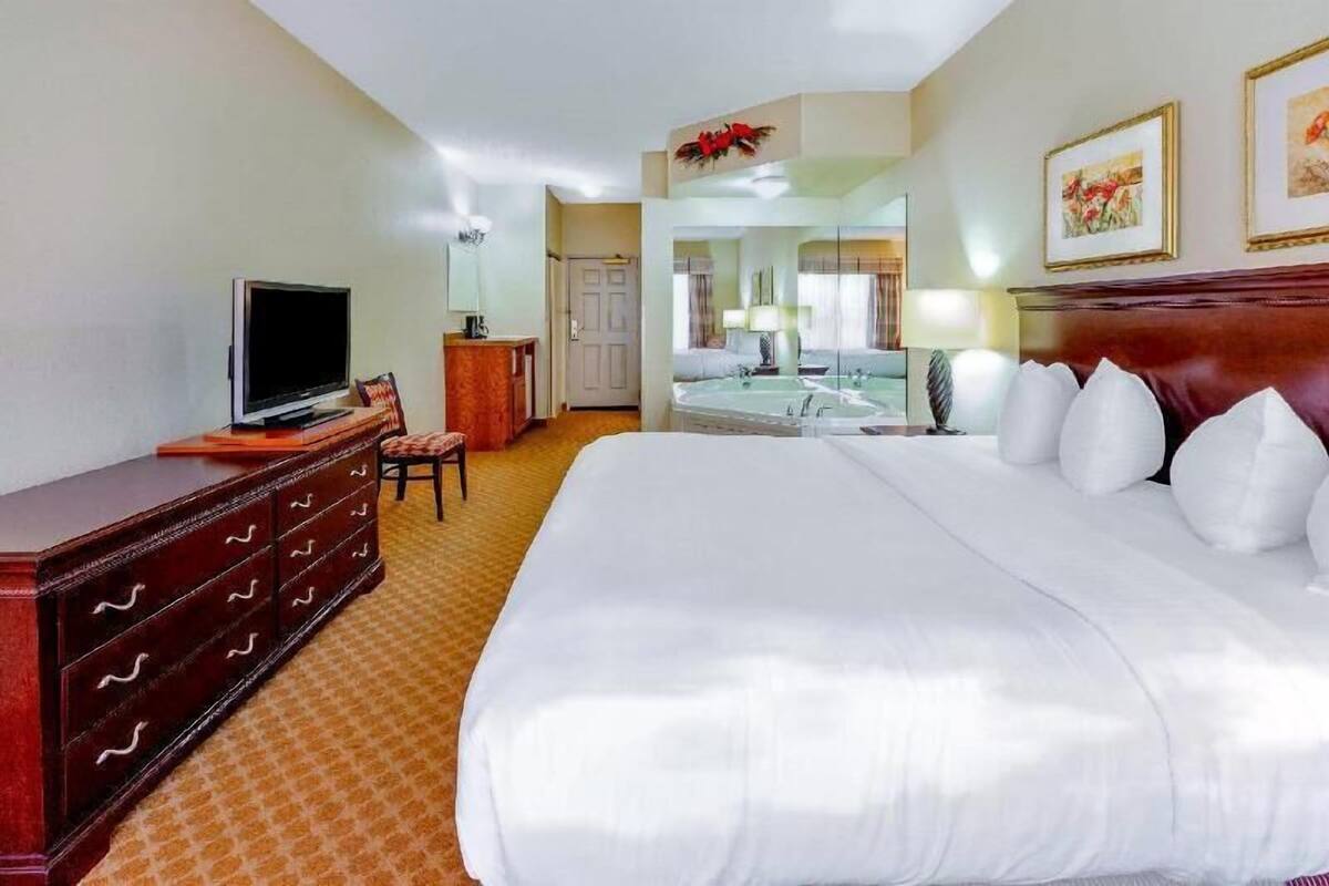 Down comforters, in-room safe, desk, laptop workspace