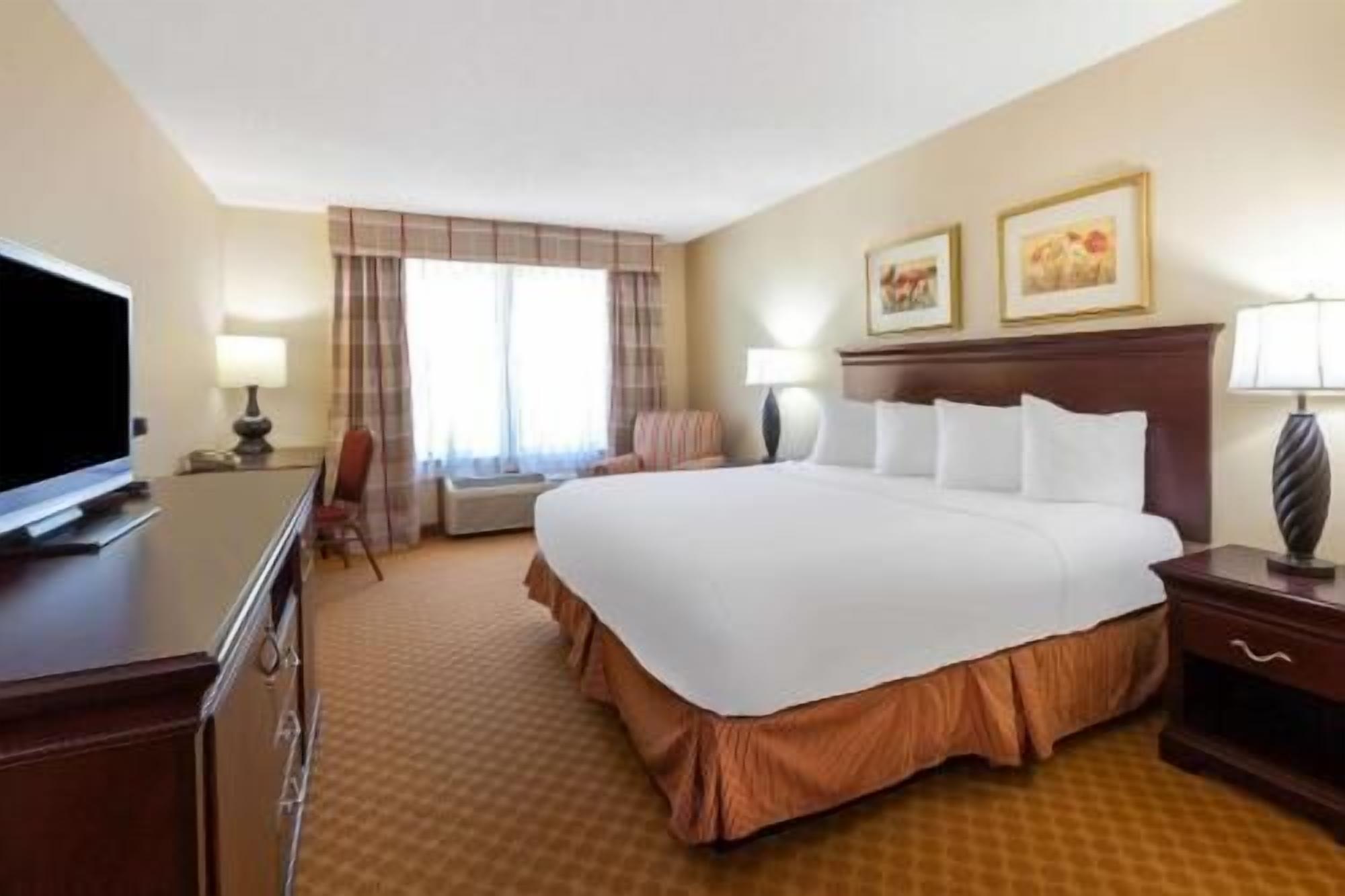 Down comforters, in-room safe, desk, laptop workspace