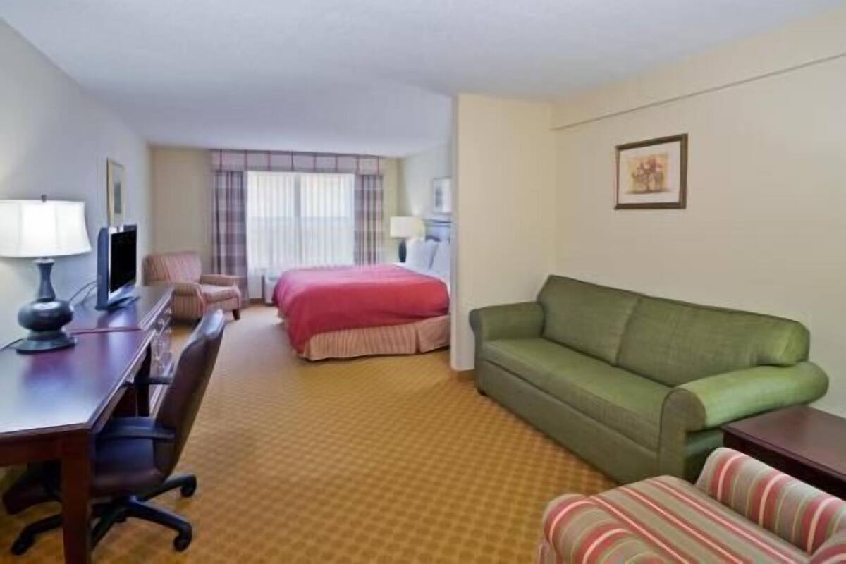 Down comforters, in-room safe, desk, laptop workspace