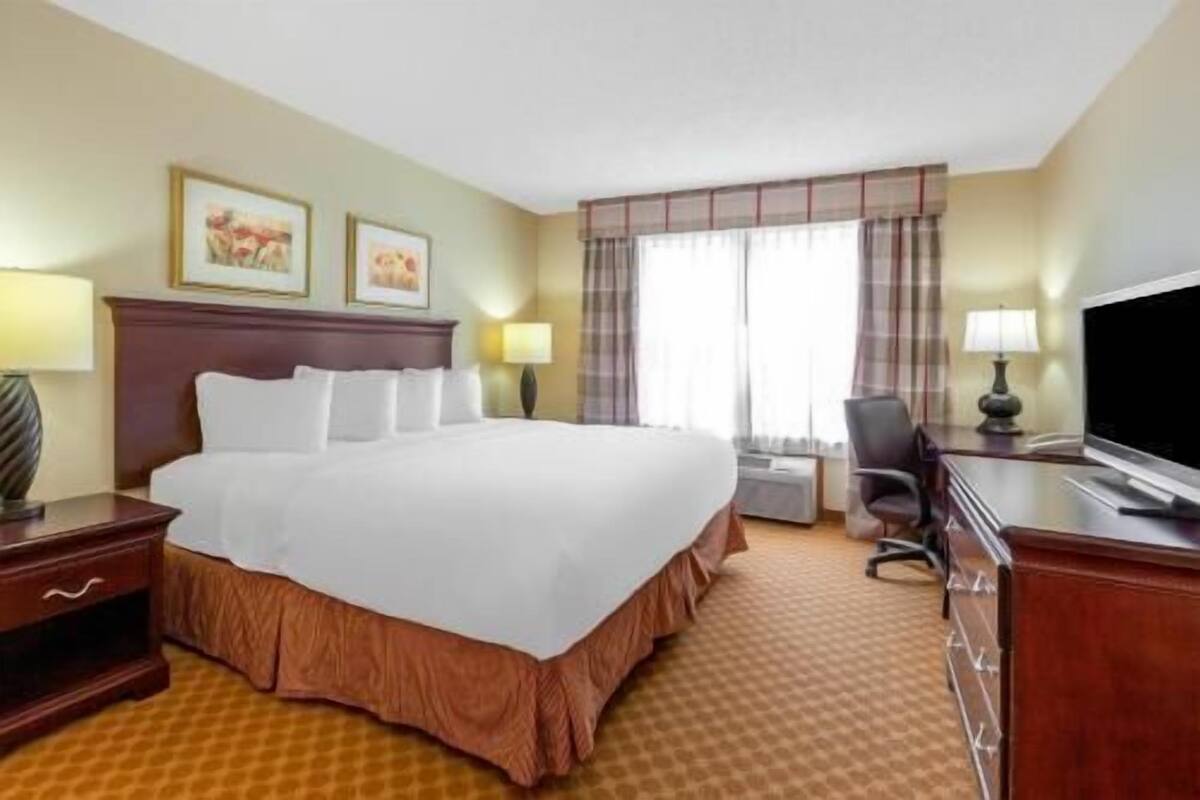 Down comforters, in-room safe, desk, laptop workspace