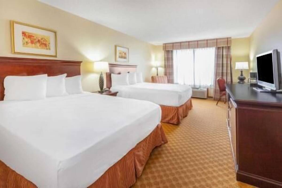 Down comforters, in-room safe, desk, laptop workspace