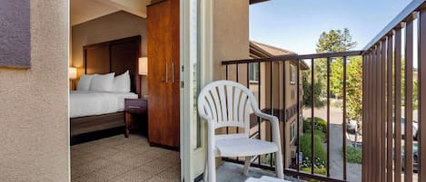 خزنة داخل الغرفة ومكتب وستائر تعتيم وتجهيزات عازلة للصوت