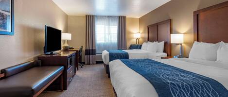 Quarto standard, 2 camas Queen, para não fumantes | Cofres nos quartos, escrivaninha, cortinas blackout