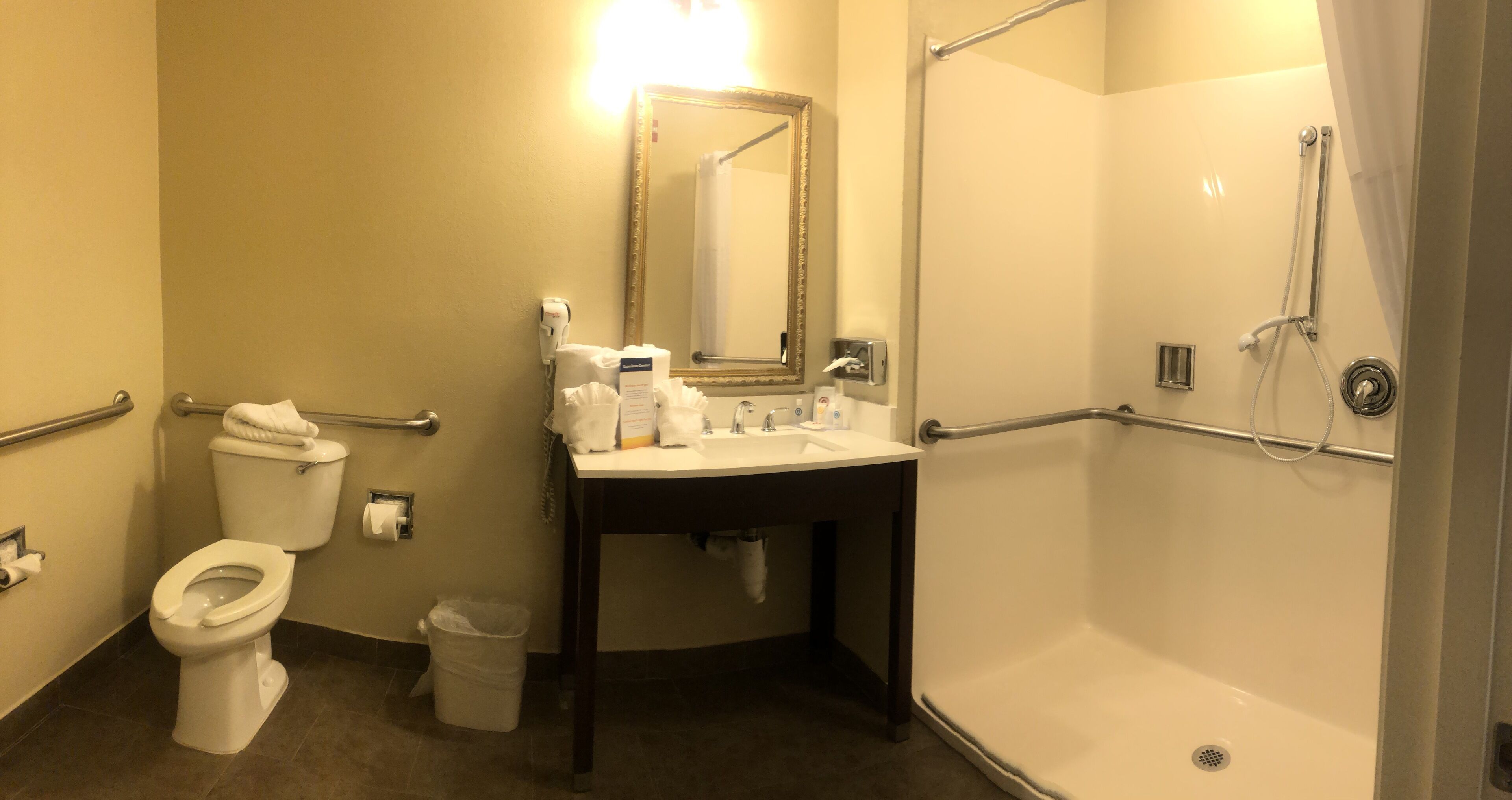 Baño con inodoro, lavamanos y ducha.