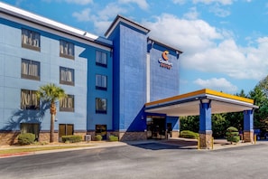 A hotel with a blue exterior, a covered entrance, and a visible sign for 'Comfort Suites'. - Comfort Suites Stockbridge Atlanta South (Stockbridge)